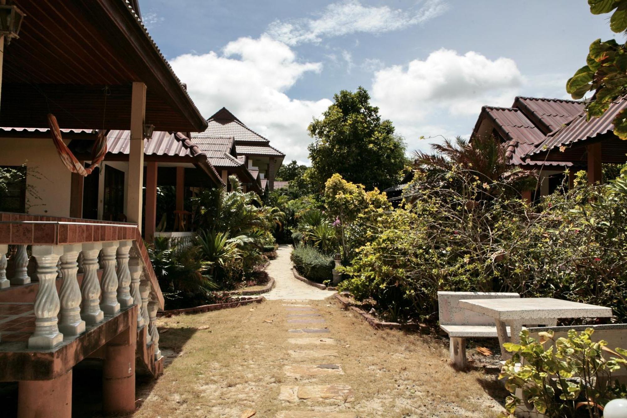 Jungle Hut Bungalows & Hotel Haad Chao Phao Esterno foto